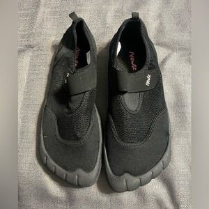 Newtz Women's Black Water Shoes (9/10)